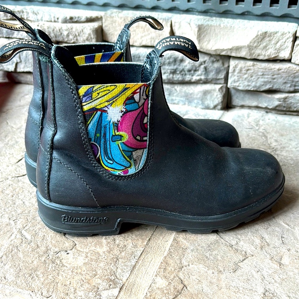 Blundstones, black